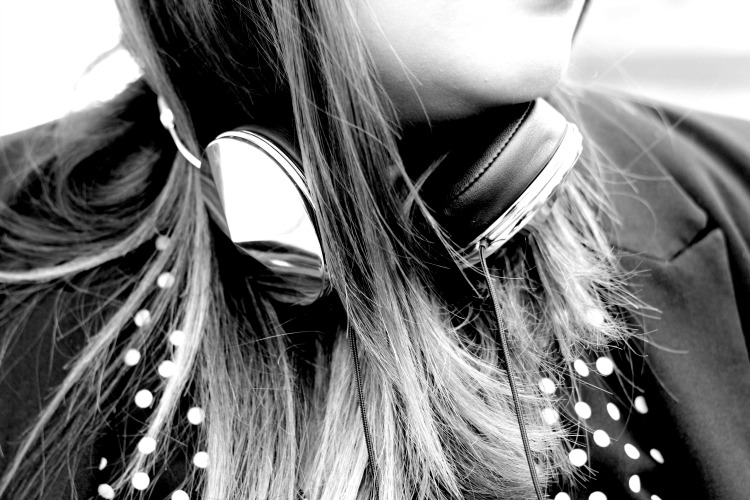 headphones-frends-FAVORITE-MUSIC